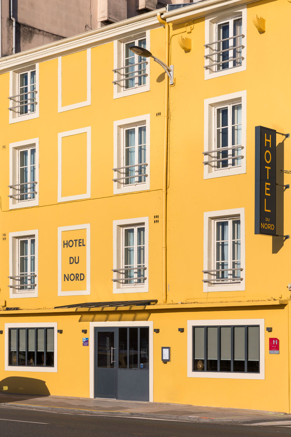 façade jaune de l'hôtel